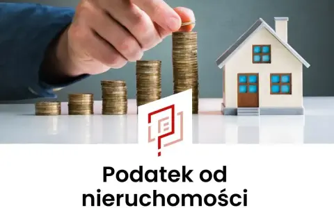 Ręka kładzie monetę na rosnącej stercie, obok domku i logo. Podatek od nieruchomości w trakcie budowy.