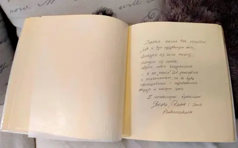 Wpis do księgi pamiątkowej w kościele: życzenia szczęścia, miłości i wzajemnego szacunku na lata.