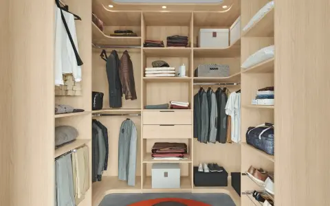 Un dressing de chambre moderne et fonctionnel, offrant une organisation parfaite pour vos vêtements et accessoires. Une belle idée dressing chambre.