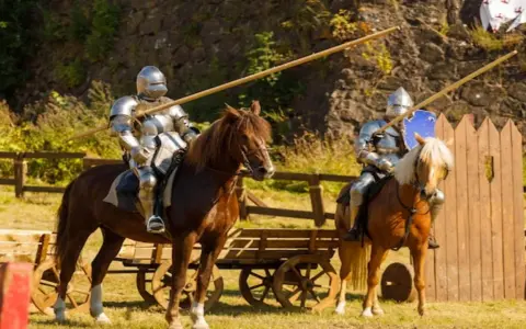 Rycerze w zbrojach na koniach z kopiami. Czy jazda konna to sport? To widowiskowe starcie, które wymaga odwagi i umiejętności.