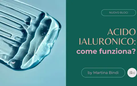 Goccia di acido ialuronico trasparente su sfondo azzurro, con testo "Acido Ialuronico: come funziona?".