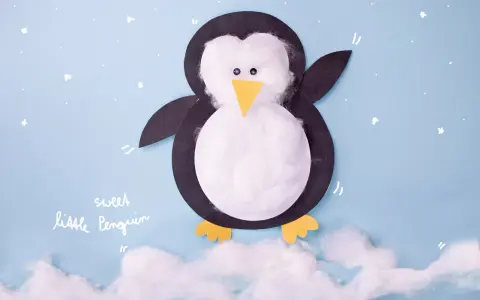 Ein süßer kleiner Pinguin, gebastelt aus Papier und Watte, steht auf Wolken.