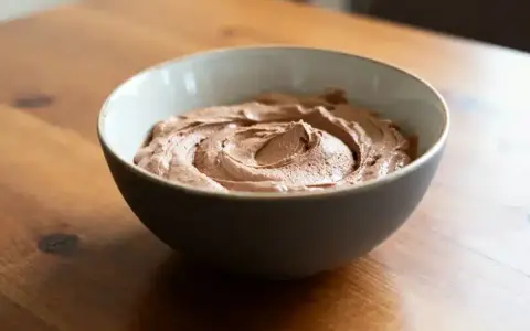 Un bol de ganache Nutella mascarpone onctueuse, prête à être dégustée. Une recette facile pour un dessert gourmand.