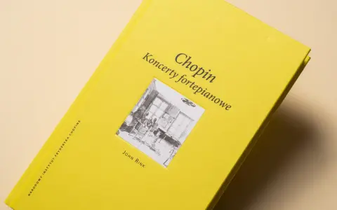 Żółta okładka książki "Chopin. Koncerty fortepianowe" autorstwa Johna Rinka. Dowiadujemy się z niej, ile koncertów skomponował Fryderyk Chopin.