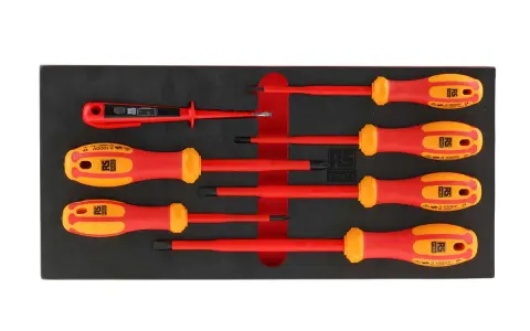Conjunto de varios tipos de destornilladores aislados, con mangos rojos y amarillos, listos para cualquier trabajo eléctrico.