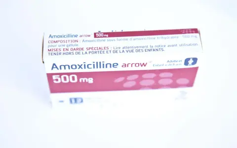 Scatola di Amoxicillina Arrow 500 mg, un antibiotico equivalente all'Augmentin, per adulti e bambini dai 6 anni.