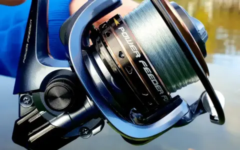 Nowy kołowrotek Power Feeder FD40, idealny do spinningu, z nawiniętą żyłką, gotowy na połów.