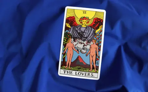 Karta kochankowie tarot uczucia. Adam i Ewa pod skrzydłami anioła, symbolizujący wybory i relacje.