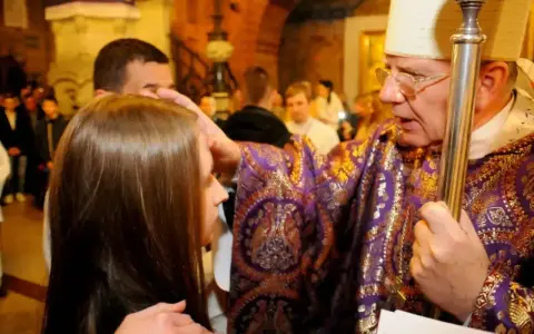 Biskup udziela sakramentu bierzmowania. Czy bierzmowanie jest obowiązkowe? To ważna decyzja dla wierzących.