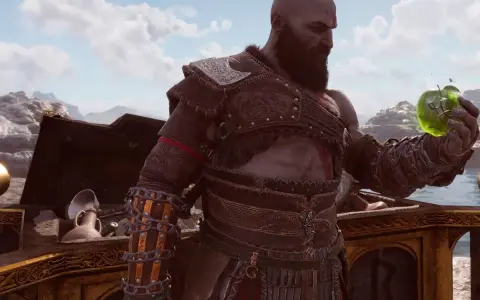 Kratos examina una manzana verde brillante, quizás un tesoro de los cofres de las Nornas de God of War Ragnarok, en un barco.