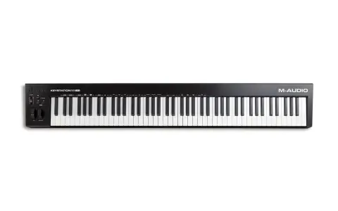Czarny keyboard M-Audio Keystation 88 MK3 z 88 klawiszami, idealny do tworzenia muzyki.