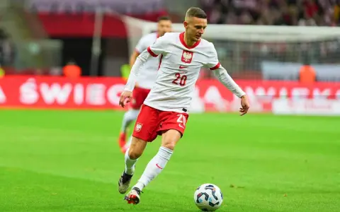 Piłkarz reprezentacji Polski, Stanisław Szymański, w akcji na boisku.