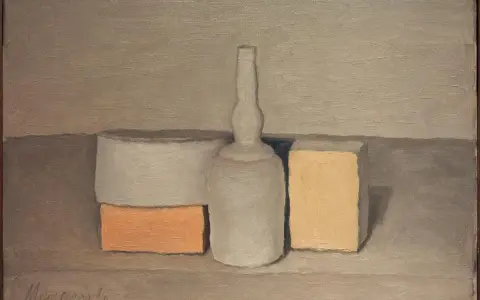 Nature morte dans le style de Caravage : une bouteille blanche, un cylindre gris et une brique orange sur une étagère.
