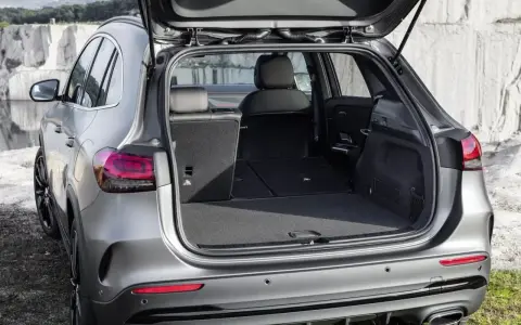 Otwarty bagażnik Mercedes GLA, gotowy na wakacyjne wyjazdy. Dużo miejsca na bagaże i sprzęt sportowy.