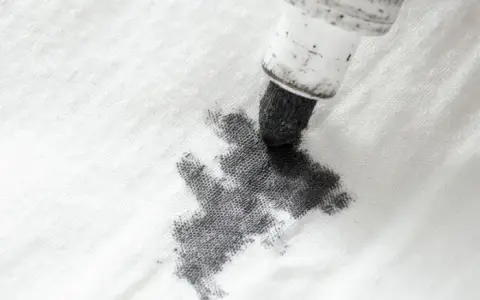 Jak zmyć marker z bluzy? Skuteczne metody na trudne plamy
