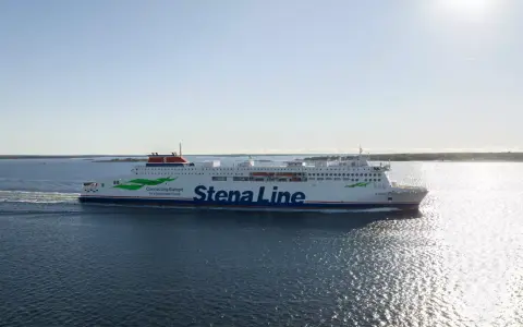 Prom Stena Estelle płynie po spokojnym morzu, tworząc białą smugę. Na burcie widnieje logo Stena Line i napis "Connecting Europe".