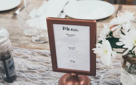 Eleganckie menu na wesele w miedzianej ramce, z włoskimi daniami: Antipasti, Secondi, Dolci.