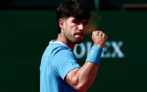 Carlos Alcaraz celebra un punto crucial en la final, con el puño en alto y determinación en su mirada.