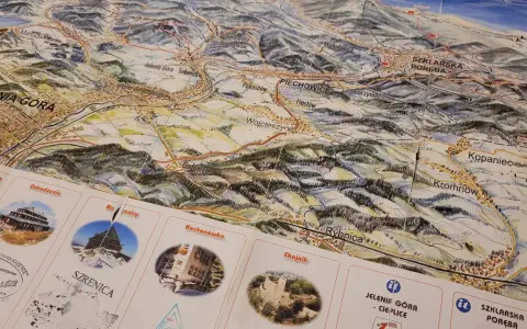 Mapa turystyczna Karkonoszy z zaznaczonymi miejscowościami, w tym Szklarska Poręba, oraz zdjęciami atrakcji.