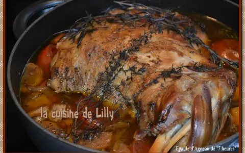Épaule d'agneau rôtie dans un plat avec des herbes et des légumes.