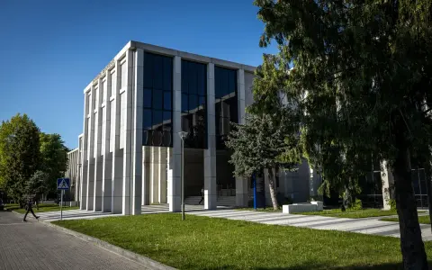 Nowoczesny budynek, gdzie mieści się psychologia Rzeszów. Wokół zieleń i słoneczny dzień.