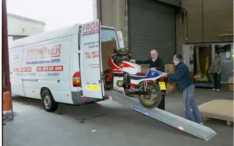 Jak przewieźć motocykl w busie? Bezpieczny transport krok po kroku