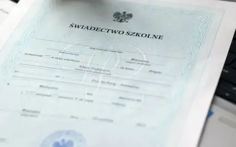 Świadectwo ukończenia szkoły średniej z godłem Polski. Dokument zawiera dane ucznia, datę urodzenia i informacje o szkole.