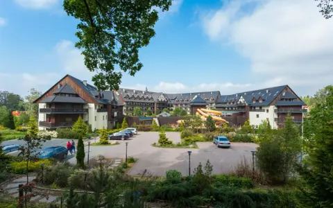 Idealny weekend dla dwojga w Karpaczu: hotel z basenem i zjeżdżalniami, otoczony zielenią. Parking przed obiektem.