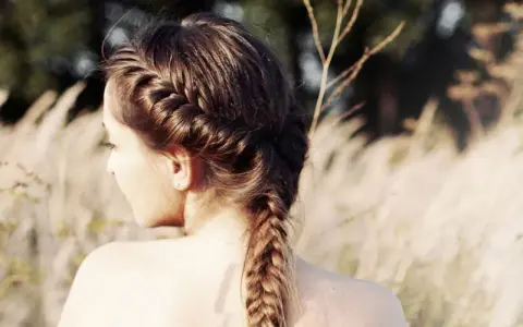 Flechtfrisuren lange Haare: Einfach flechten, Volumen zaubern