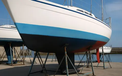 Coques de voiliers sur bers. La bande bleue et la partie inférieure noire de la coque arborent une belle couleur antifouling.
