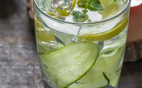Erfrischender Gin Tonic mit Gurke, Zitrone und Minze. Ein leichtes Rezept für heiße Tage.