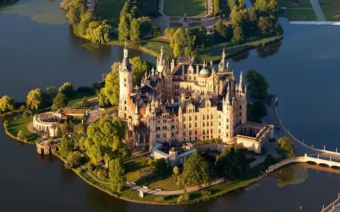 Schweriner Schloss, perła północnych Niemiec, co warto zobaczyć, otoczony wodą i zielenią.