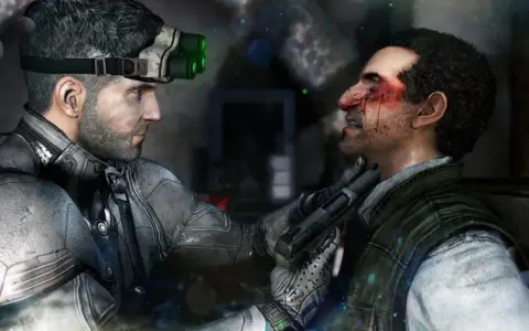 Sam Fisher, con su equipo de visión nocturna, acorrala a un enemigo herido. La tensión del splinter cell remake se siente en cada detalle.