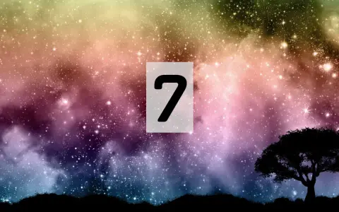 Gwieździste niebo w odcieniach zieleni, różu i fioletu. Na pierwszym planie sylwetka drzewa i numerologiczna 7.