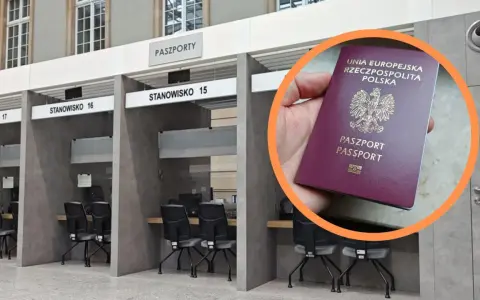 Dłoń trzyma polski paszport na tle stanowisk obsługi paszportowej.