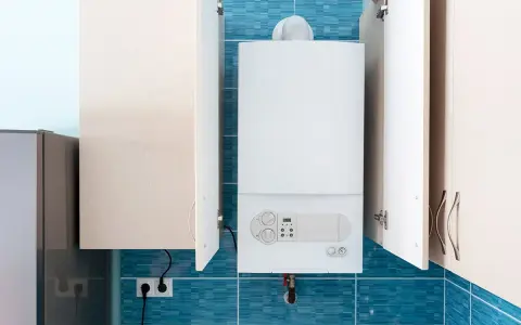 Chaudière gaz blanche installée dans une niche murale. Découvrez quelle prime pour remplacement chaudière gaz.