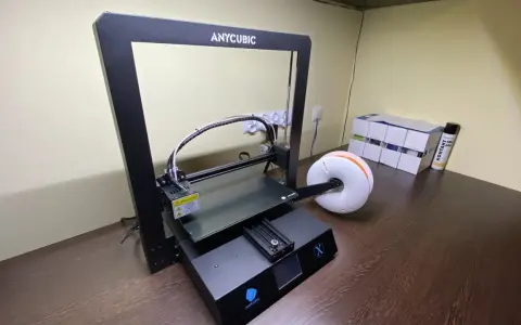Drukarka 3D Anycubic Mega X z filamentem, gotowa do pracy.