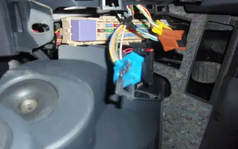 Skrzynka bezpieczników w Renault Clio 3. Opis bezpieczników i przekaźników, pomocne przy awarii.