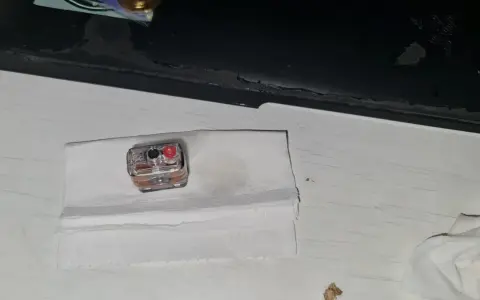 Cartucho de Vaporesso XROS con líquido derramado, indicando posibles problemas.