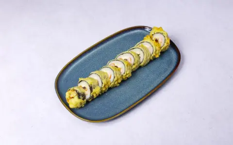 Chrupiące rolki sushi w panierce tempura, idealne do domowego przepisu.