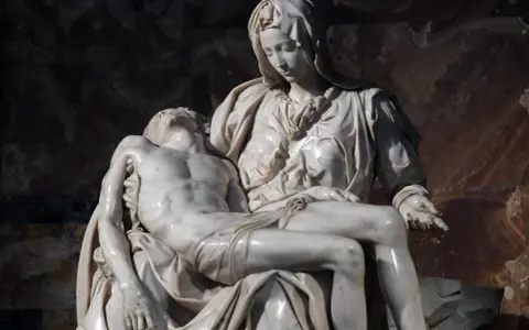 La Pieta, visage de douleur et d'amour maternel, la Vierge Marie tenant le corps du Christ.