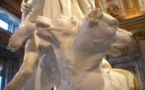 Sculpture de marbre : Pluton enlève Proserpine, gardés par Cerbère, le chien à trois têtes.