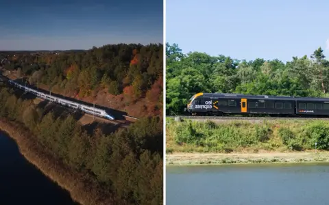 Pociąg Pendolino na linii kolejowej Kraków Zakopane wśród jesiennych drzew. Po prawej czarny pociąg Leo Express.