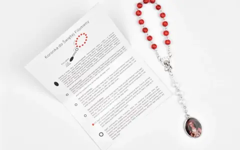 Modlitwa do św. Ekspedyta o szybką pomoc. Czerwona koronka z medalikiem Matki Bożej i instrukcją modlitwy.