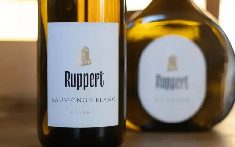 Zwei Flaschen Ruppert Sauvignon Blanc Réserve stehen nebeneinander.