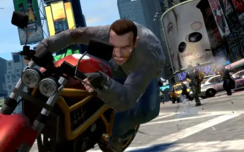 Niko na motocyklu w GTA 4, uciekający przed policją. Może szukać **GTA 4 kody** na nieśmiertelność?