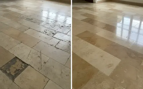 Avant/après : un sol en travertin abîmé et taché retrouve son éclat grâce à un nettoyage professionnel.