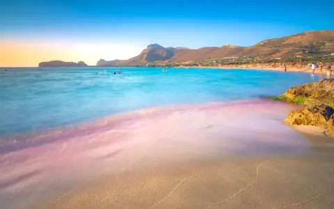 Piękna plaża w Grecji, gdzie nawet w grudniu można cieszyć się łagodną pogodą i kąpielami w turkusowym morzu.