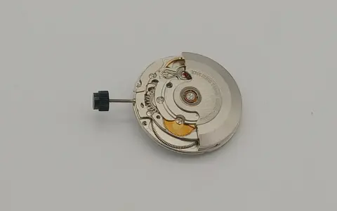 Movimento Sellita SW200, un meccanismo automatico svizzero con rotore e bilanciere visibili.