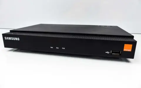 Czarny dekoder 4k multi Samsung z logo Orange. Posiada port USB i oznaczenia Sieć, Eko, PVR.